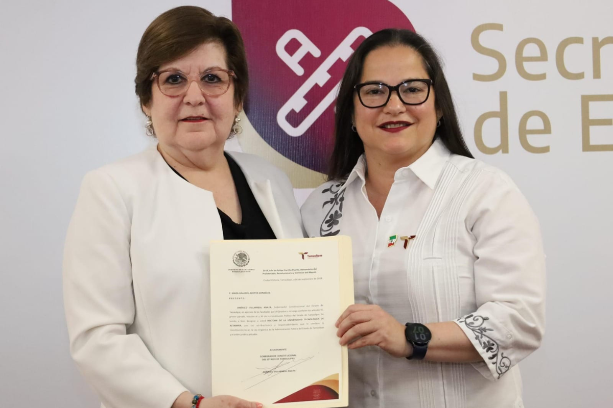 Mara Grassiel Acosta González recibió su nombramiento de manos de la secretaria de Educación, Lucía Aimé Castillo Pastor. Foto: SET