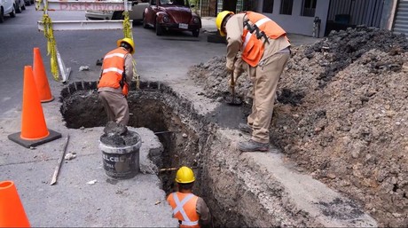 Repara Agua y Drenaje socavón por lluvias en Monterrey