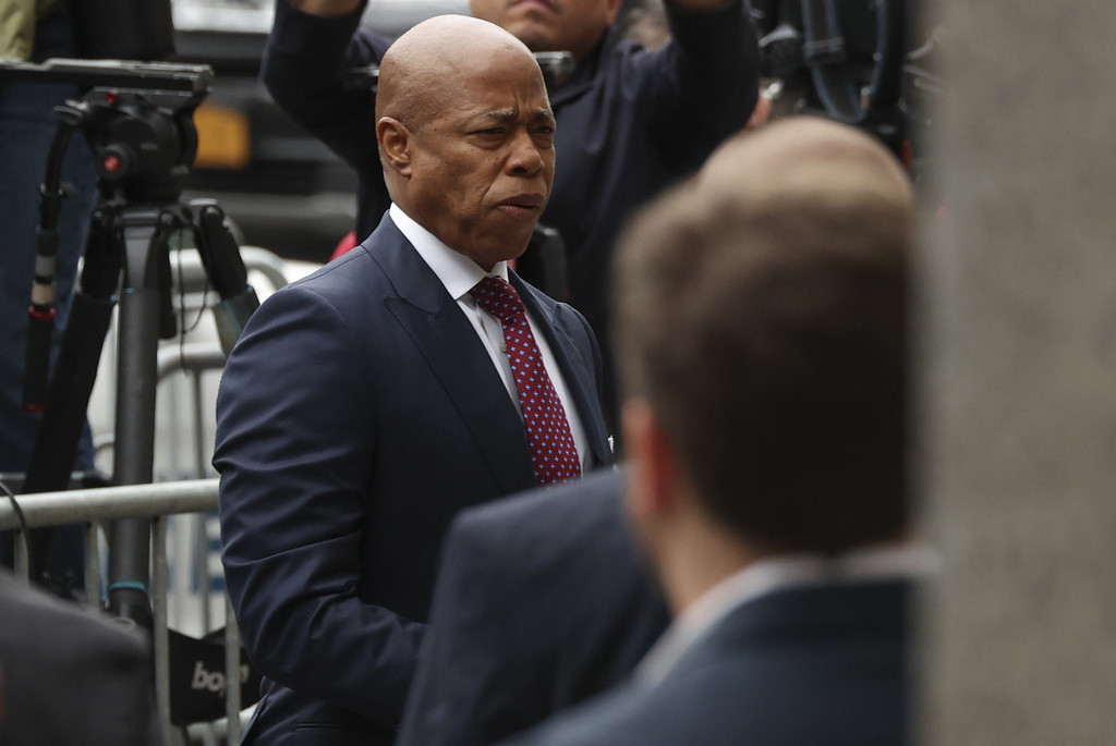 El alcalde neoyorquino Eric Adams llega a la corte el 27 de septiembre de 2024, en Manhattan. (Foto AP/Yuki Iwamura)