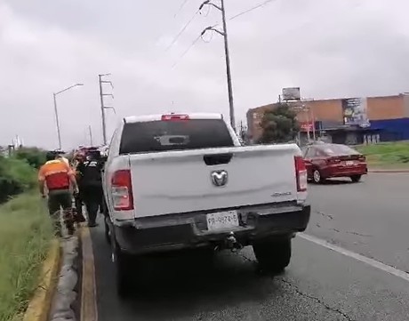 Auto cae al lecho del Río Santa Catarina