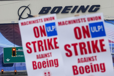 Empleados de Boeing se van a huelga; empresa amenaza con despidos masivos