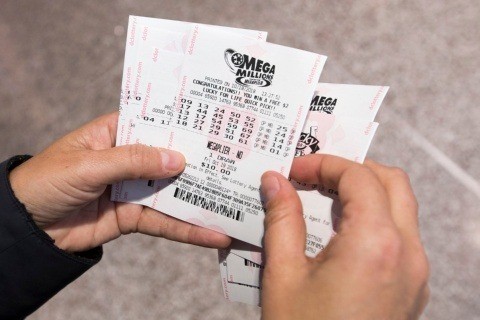 Jugador revisando sus números del sorteo en Mega Millions. Foto: El Economista.