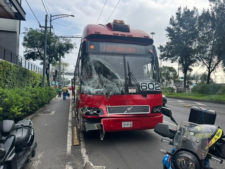 Metrobús y camión de pasajeros chocan en la GAM; hay 10 heridos