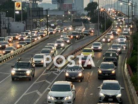 Tardanza de transporte público y tráfico agotan a regios: especialista