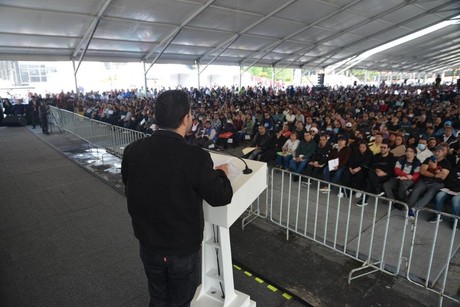 Martí Batres entrega créditos del programa Mejoramiento a la Vivienda