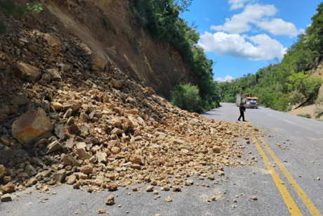 Cierre parcial de la carretera Victoria- Monterrey por derrumbe