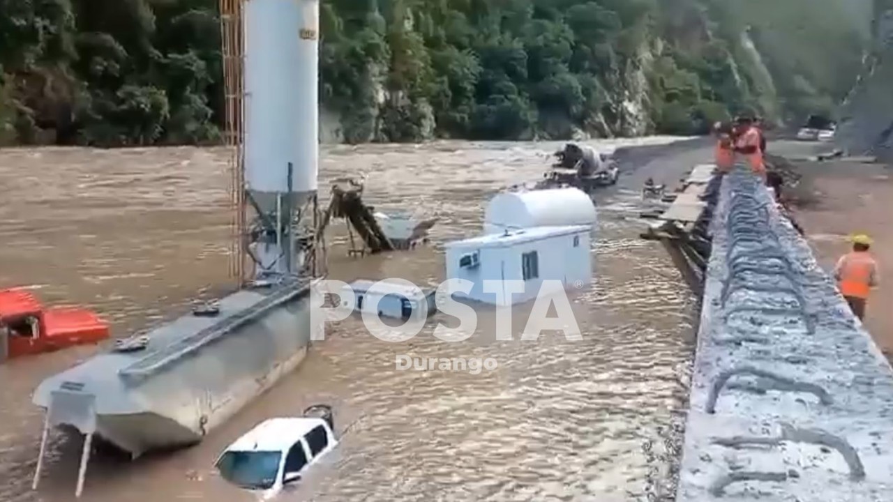 Vehículos de constructora sinaloense bajo el agua tras crecida del Río Piaxtla. Foto: Captura de pantalla.