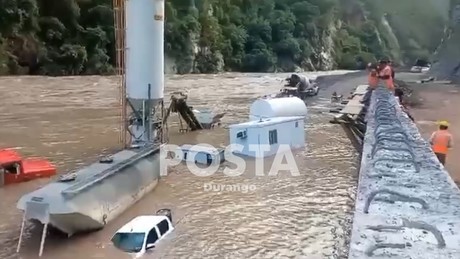 Crecida de Río Piaxtla deja vehículos de constructora de Sinaloa bajo el agua