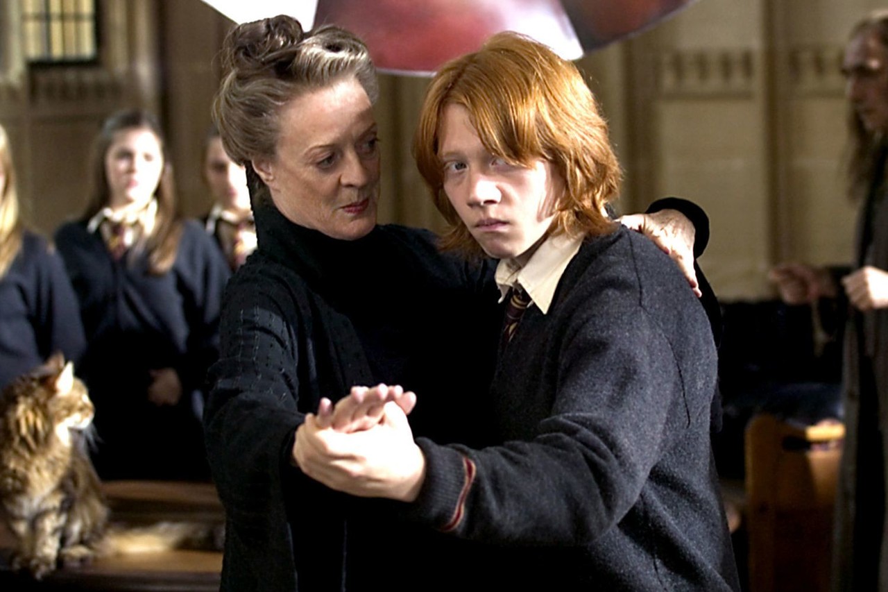 Rupert Grint y Maggie Smith compartiendo escena en 'Harry Potter y el Cáliz de Fuego'. Foto: Warner Bros. Pictures