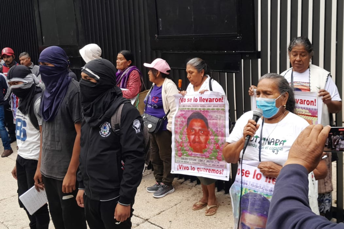 Protesta de padres y madres de desaparecidos de Ayotzinapa. Foto: @luismiguelbaraa