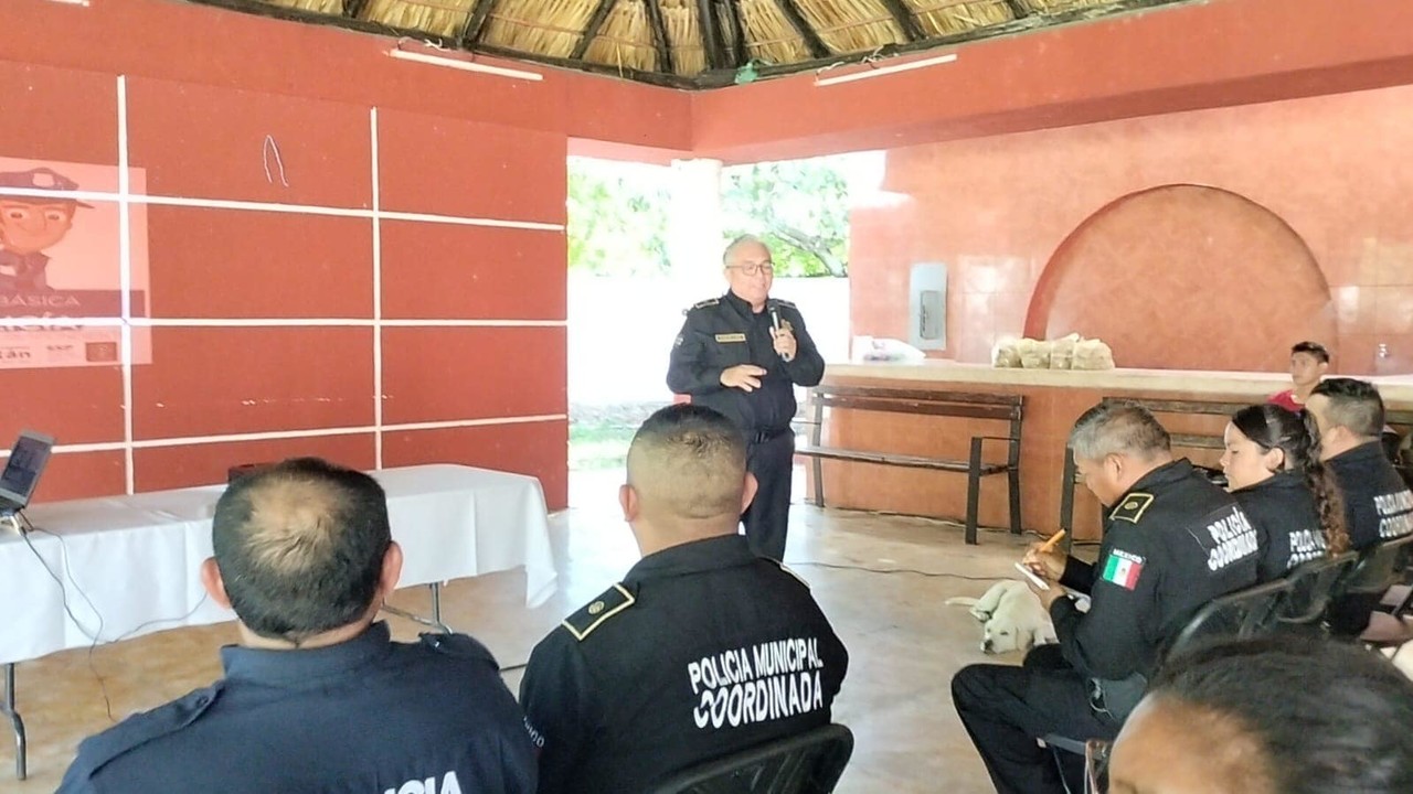 Agentes de la SSP impartieron un taller sobre prevención del delito a elementos de la Policía de Motul.- Foto de Yucatán MX Informa