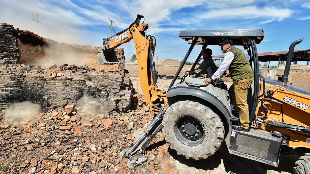 Maquinaria pesada derrumbando una ladrillera. Foto: Gobierno Municipal.