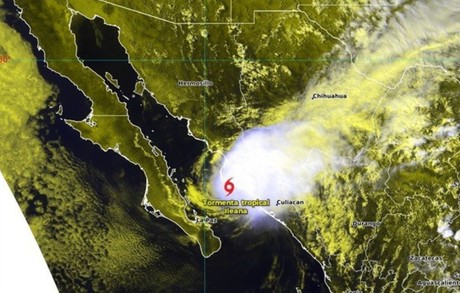 Tormenta tropical Ileana se debilita y toca tierra en Sinaloa