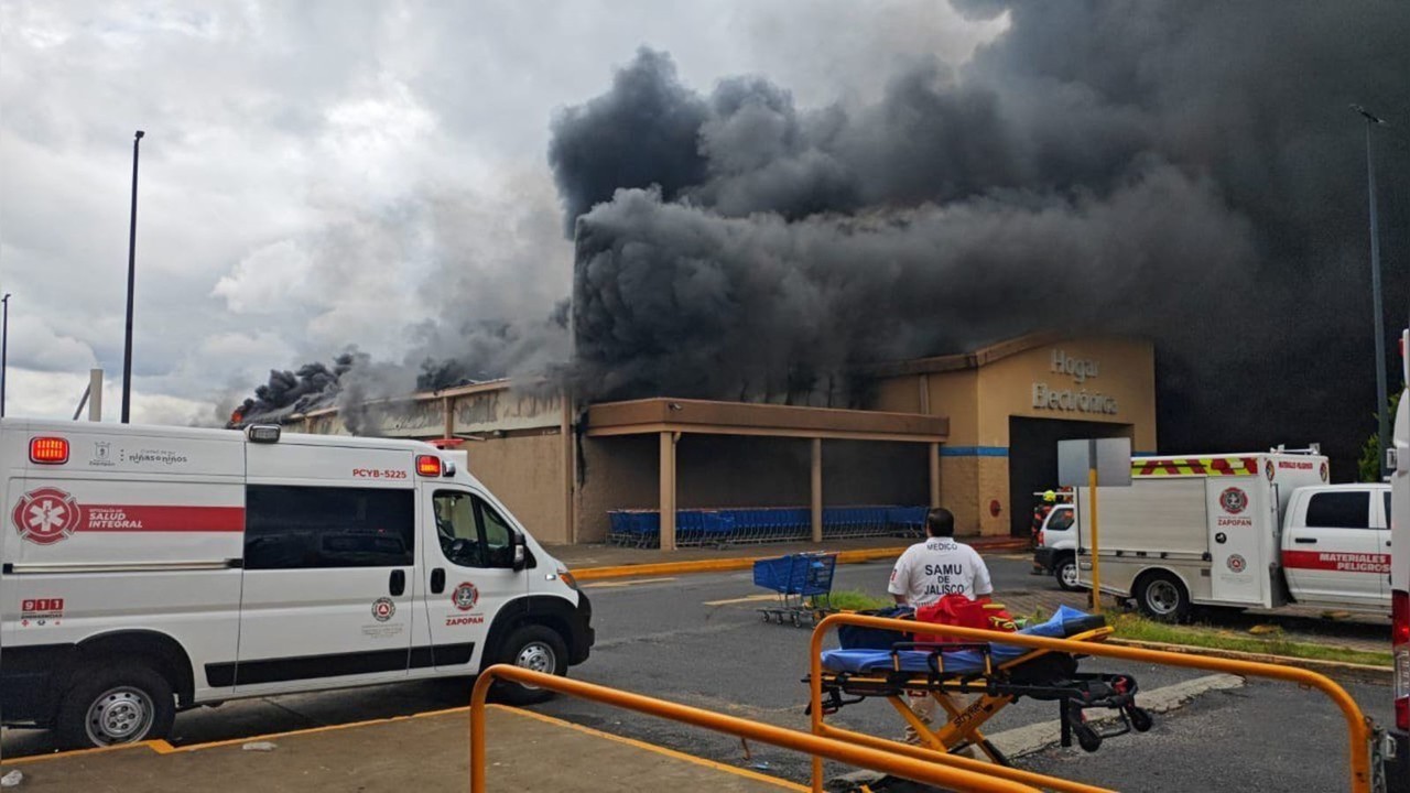 Incendio en supermercado en Zapopan fue sofocado por elementos de Protección Civil y Bomberos de Guadalajara. No se reportaron heridos. Foto: @mflg0121 en X.