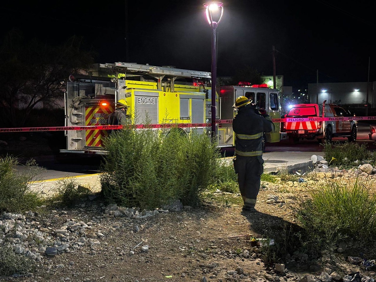 Bomberos y elementos de la CFE llevando acciones para sodocar el incendio en la alcantarilla. Foto: Protección Civil de Nuevo León.