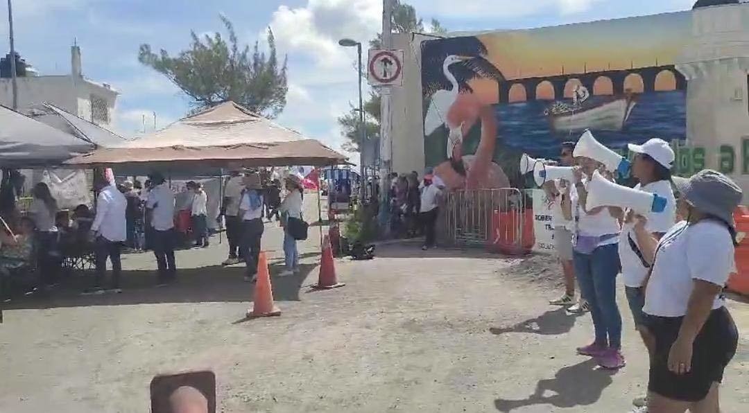 Un grupo de 50 trabajadores del Poder Judicial de Yucatán llevaron su protesta a las puertas del puerto de altura de Progreso donde montaron carpas para impedir el paso vehicular.- Foto de redes sociales