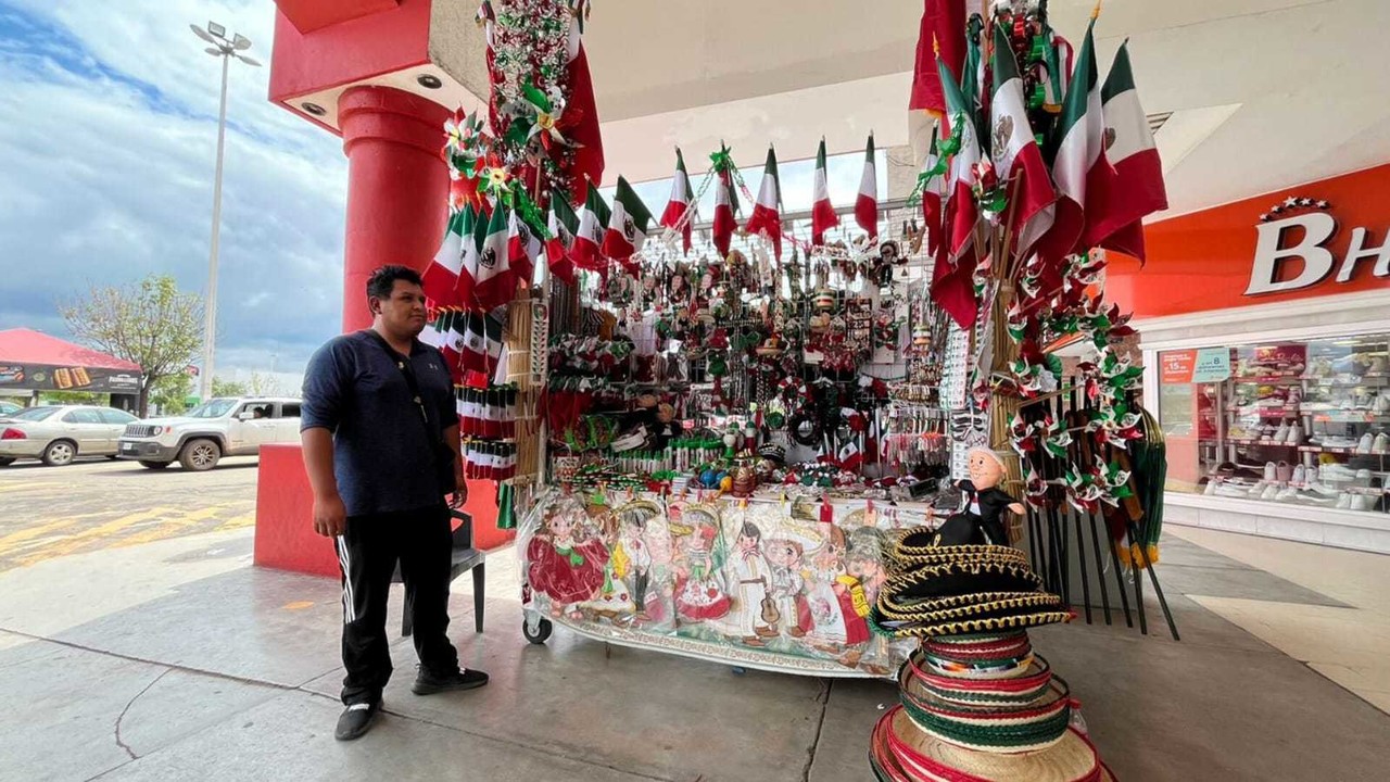 Los comerciantes se preparan desde agosto para vender productos patrios. Fotos: Jesús Carrillo.