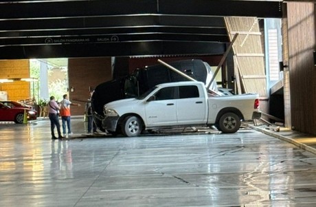 Cae camioneta encima de otros vehículos en Pueblo Serena