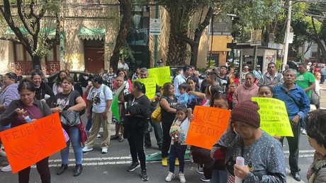 Fieles católicos protestan en la Arquidiócesis por intento de retiro de párroco