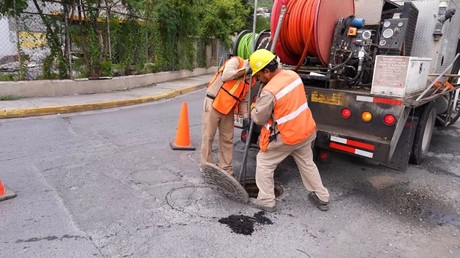 Trabajan en mantenimiento de la red de agua al sur de Monterrey