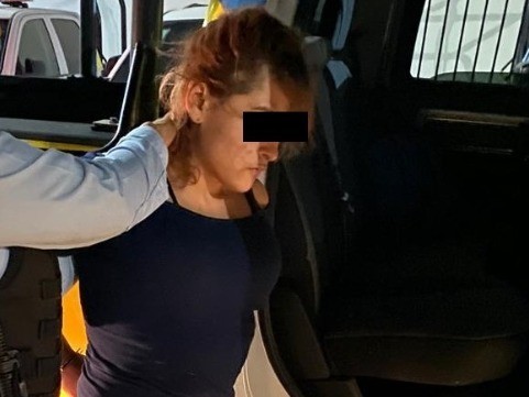 La mujer de 25 años tras haber sido detenida por los policías municipales. Foto: Policía de Monterrey.