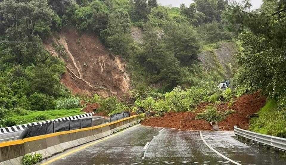 Deslave obliga al cierre de la autopista Tenango-Ixtapan de la Sal. Foto: Edgar Ocampo