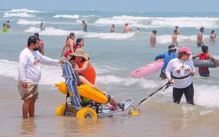 La playa Miramar es la única en el estado que está considerada como una playa incluyente, pues gracias a sus accesos y equipos, las personas con discapacidad pueden ingresar al mar de forma segura y disfrutar paseo turístico. Foto: Redes sociales