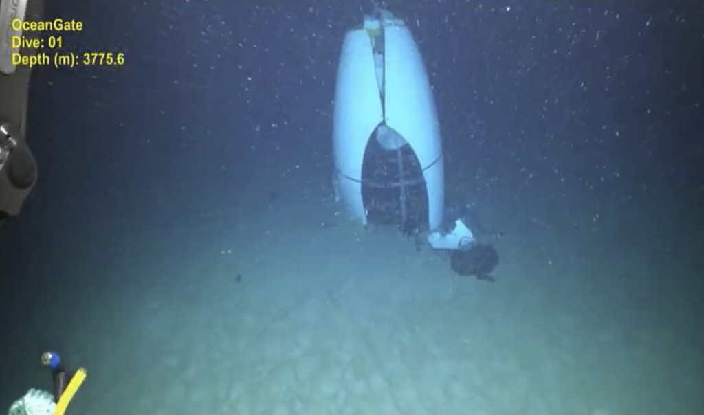 Esta imagen de junio de 2023 facilitada por Pelagic Research Services muestra restos del sumergible Titan en el fondo del océano Atlántico. (Pelagic Research Services via AP)