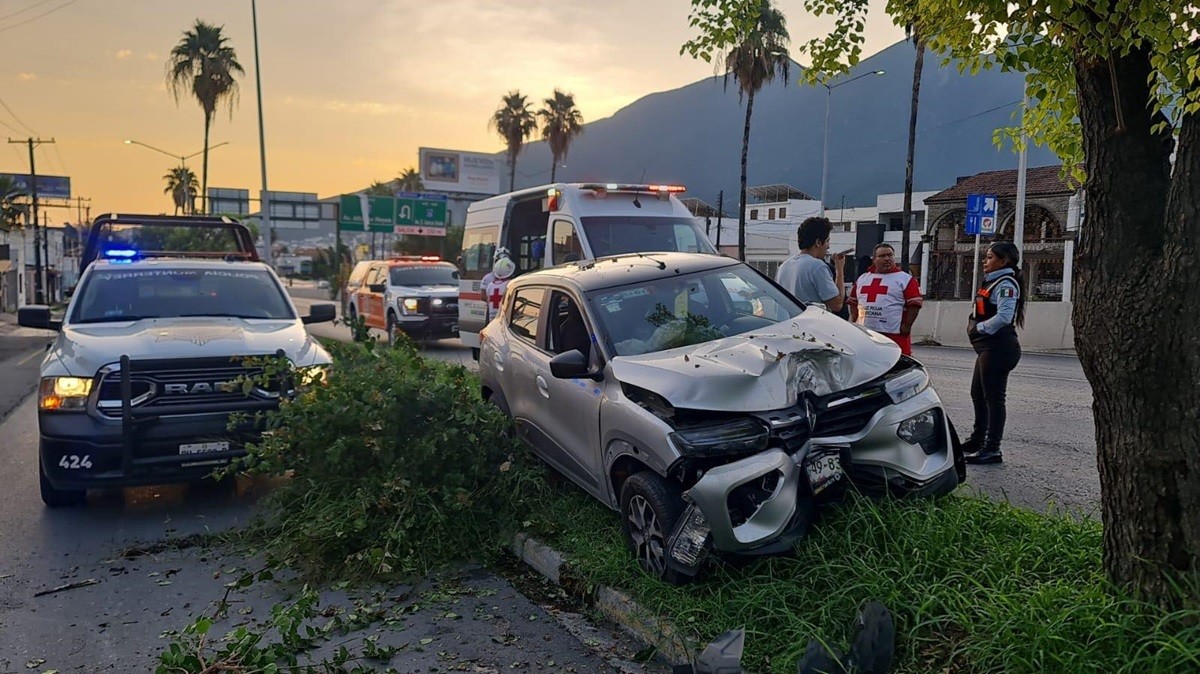 El conductor del automóvil se negó a ser llevado a un hospital. Foto: Facebook Protección Civil Nuevo León