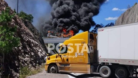 VIDEO: Usuarios quedan atrapados en la Durango-Mazatlán por violencia