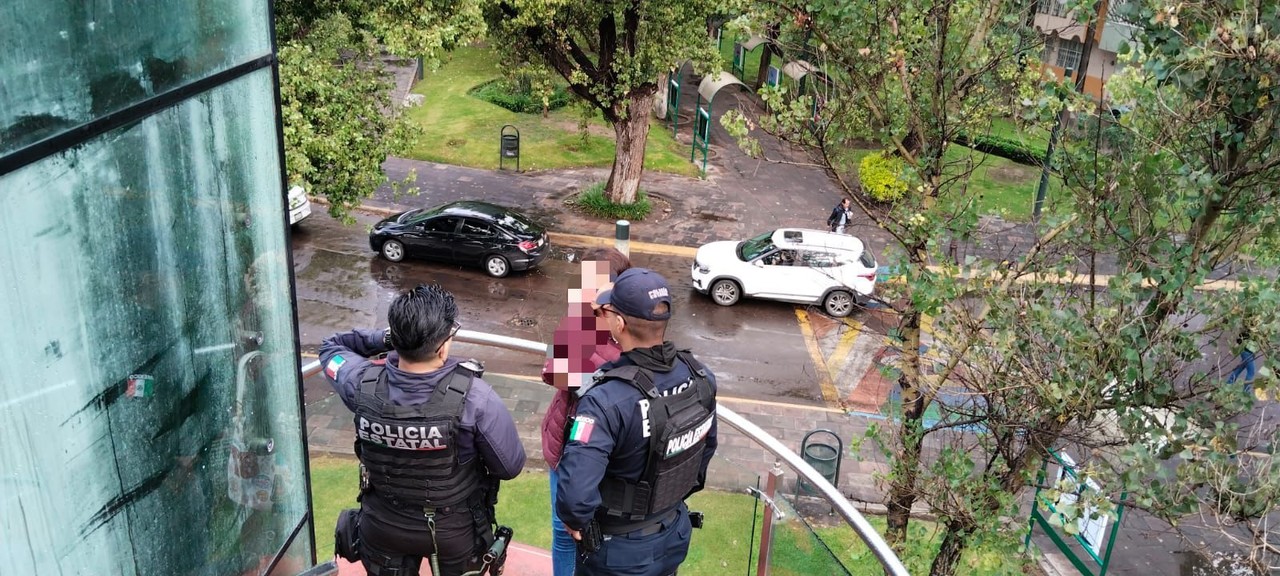 Policías Estatales evitaron un suicidio. Foto: Especial.