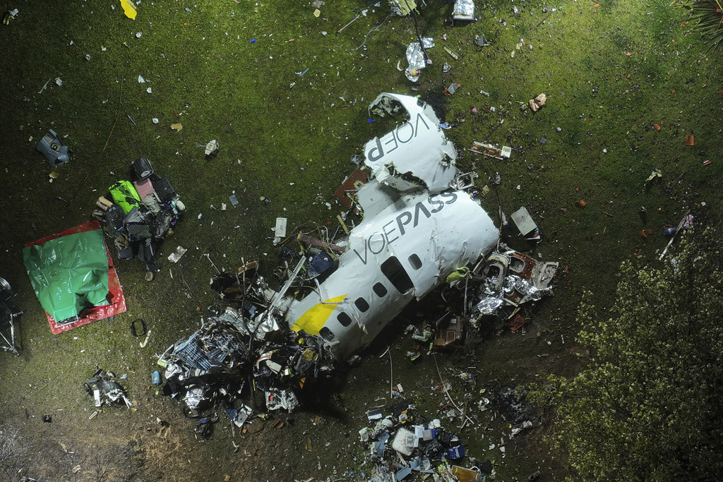 Esta fotografía del sábado 10 de agosto de 2024 muestra restos de un avión que se estrelló con 62 personas a bordo, en Vinhedo, estado de Sao Paulo, Brasil. (AP Foto/André Penner)