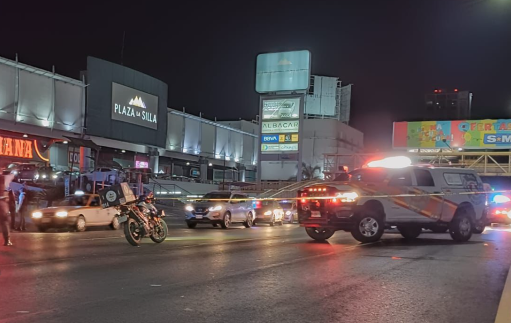 Al sitio arribaron paramédicos de la ambulancia CRUM quienes confirmaron que el hombre que vestía playera gris y pantalón negro, aparentemente en situación de calle ya no contaba con signos vitales. Foto: PCNL.