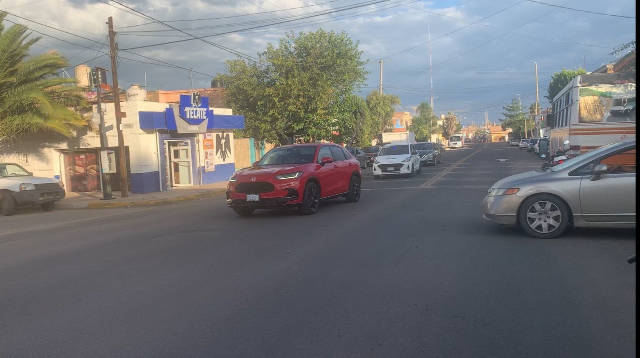 Una de las multas de tránsito más costosas es la de placas sobrepuestas.  Foto: Brenda García.