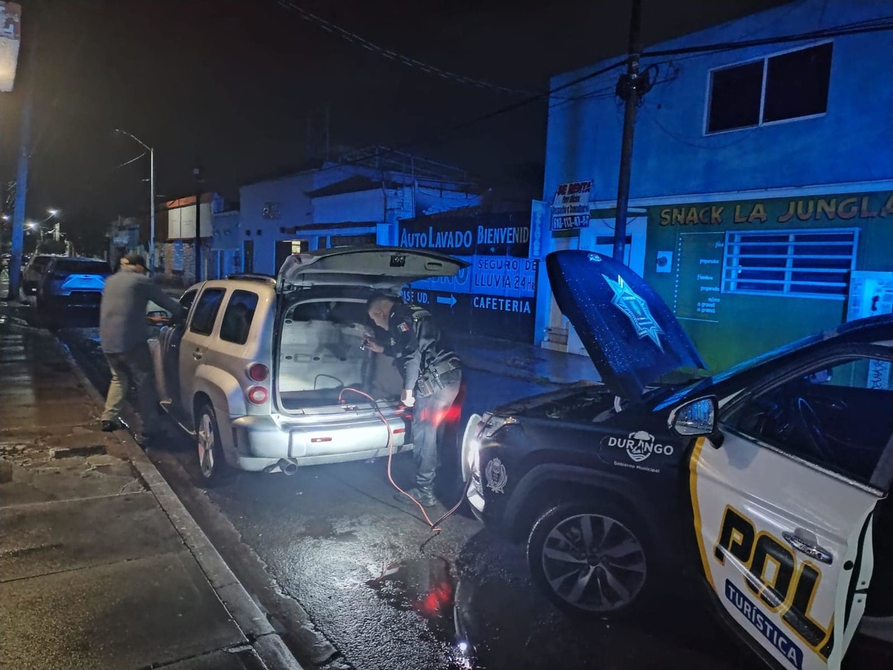 Policías municipales ayudan a ciudadanos varados por lluvias registradas en la capital. Foto: Cortesía.