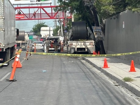 Tráiler sin frenos impacta contra parabús y deja dos muertos en Apodaca