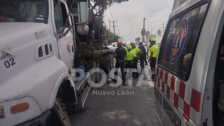 Tráiler sin frenos impacta contra parabús y deja dos muertos en Apodaca