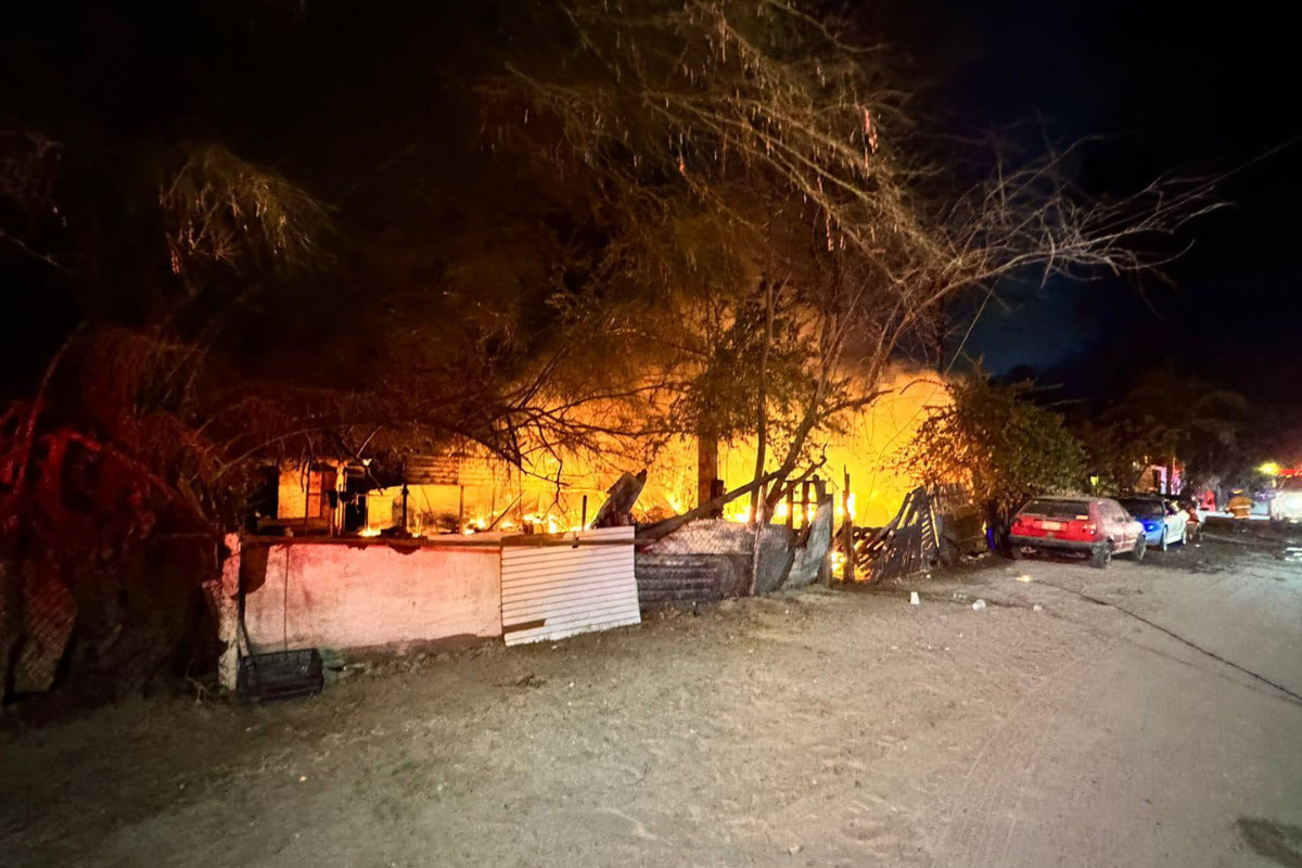 Incendio en la Col. El Manglito. Foto: Heroico Cuerpo de Bomberos La Paz