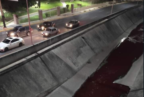 'Líquido rojo desconocido' inunda arroyo San Nicolás (VIDEO)