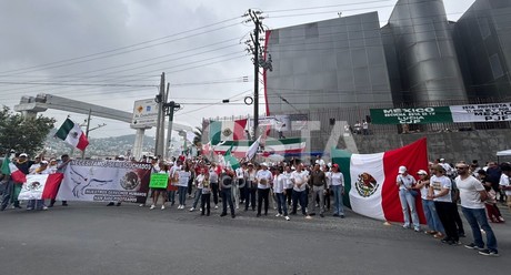 Protestan empleados del Poder Judicial afuera de la Cumbre de la Paz