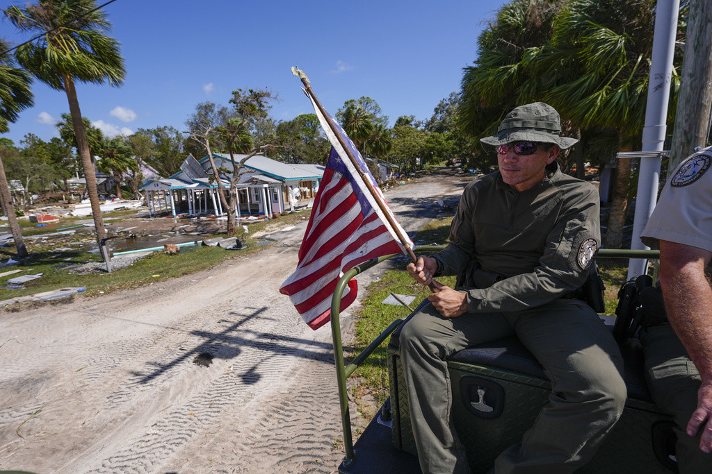 Patrulla desde un vehículo equipado para cruzar pantanos con capacidad para aguas altas, tras el paso del huracán Helene, en Cedar Key, Florida, el viernes 27 de septiembre de 2024. (Foto AP/Gerald Herbert)