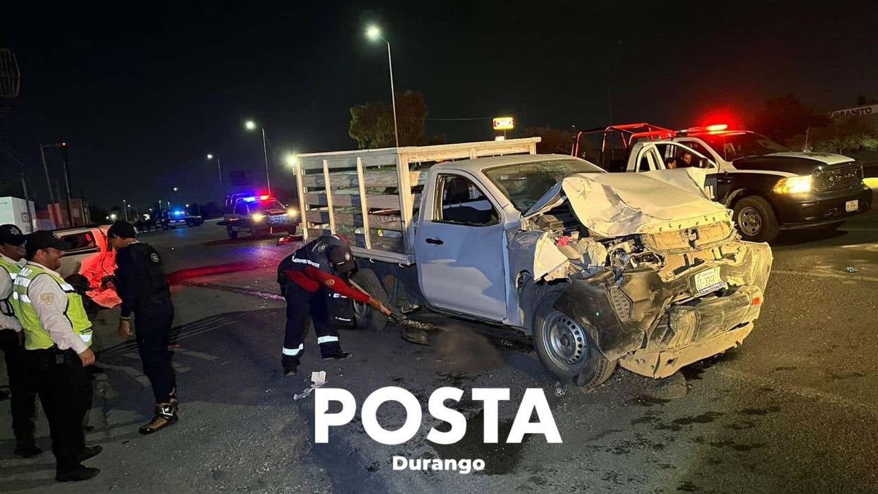 Camioneta que se impactó contra la unidad estacionada. Foto: Especial/POSTAMX.