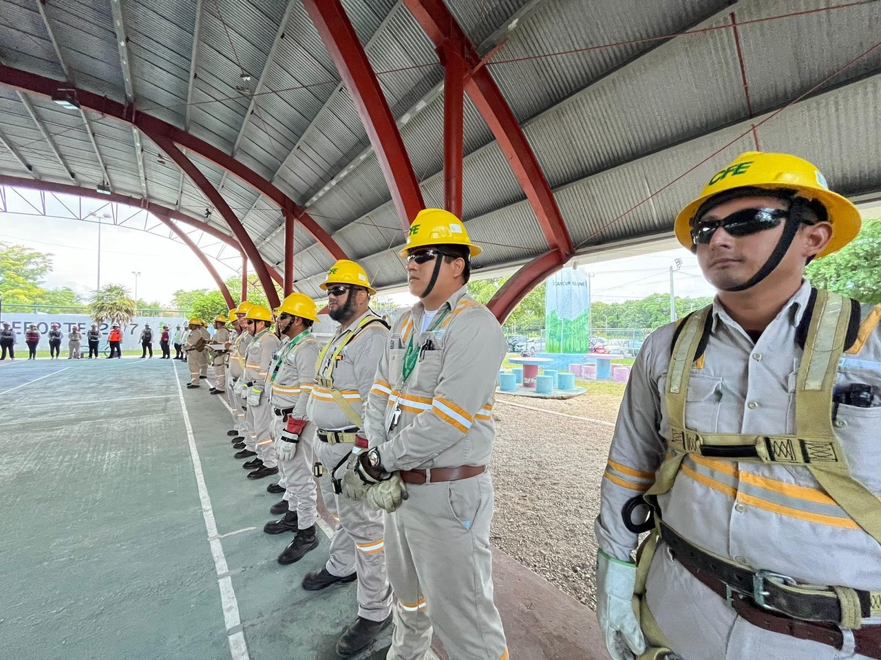 La CFE ha reforzado los recursos humanos y materiales para atender la posible contingencia. Foto: Irving Gil