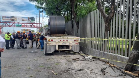 Piden ayuda para joven atropellada en accidente de tráiler en Apodaca