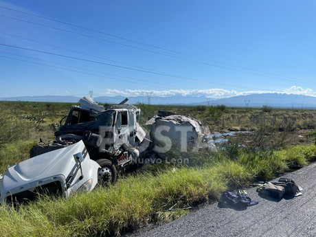 Pipa con combustóleo vuelca en Mina, Nuevo León