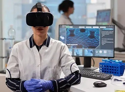 La trabajadora de un laboratorio de médicina usando lentes de VR. Foto: IMEPI México.