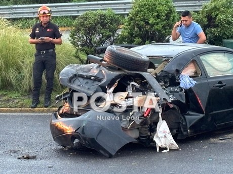 Se estrella automovilista contra señalamiento en avenida Constitución