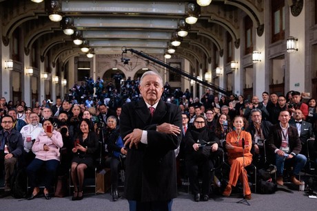 AMLO critica a Calderón, Fox y Loret de Mola en su última mañanera