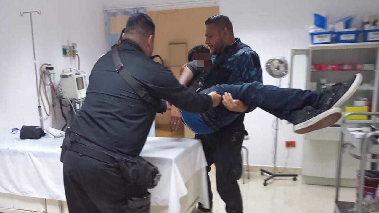 Un joven tomó bebidas embriagantes en exceso hasta quedar inconsciente en la vía pública, los elementos de la policía municipal fueron quienes ayudaron al varón. Foto: Facebook SSP Durango.