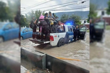 ¡Todos arriba! Transporta Proxpol de Escobedo a ciudadanos por inundaciones